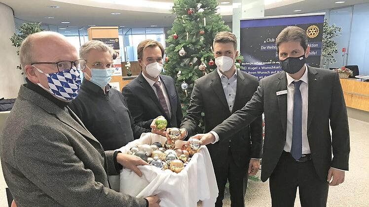 Die Kugel für den guten Zweck: Johannes von Hebel (v.l.), Josef Hennemann, Marko Dörsch, Stefan Müller und Roland Stopfer hoffen, dass möglichst viele Spenden auf diesem Weg gesammelt werden.