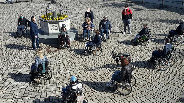 Im Frühjahr war Heribert Übelacker (links stehend) Mitorganisator einer "Rolli-Tour" durch Bad Brückenau. Auch die Erkenntnisse aus dieser Informationsveranstaltung sollen in die künftige Beiratsarbeit einfließen.