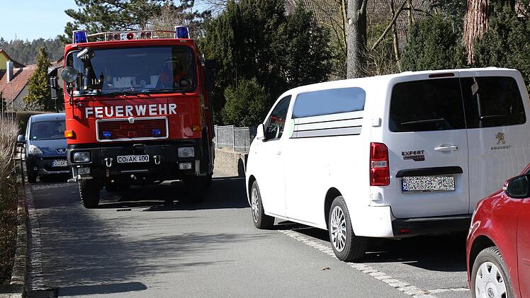 Mehr als ärgerlich, wenn die Feuerwehr Ahorn beim Ausrücken zum Einsatz unfreiwillig Slalom fahren muss.