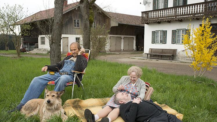 Eine neue Form der Idylle im Hause Eberhofer: Der Papa (Eisi Gulp, links), Hund Ludwig, die Oma (Enzi Fuchs) und ihre Jugendliebe Paul (Branko Samarovski) vertreiben sich die Zeit im Gras.