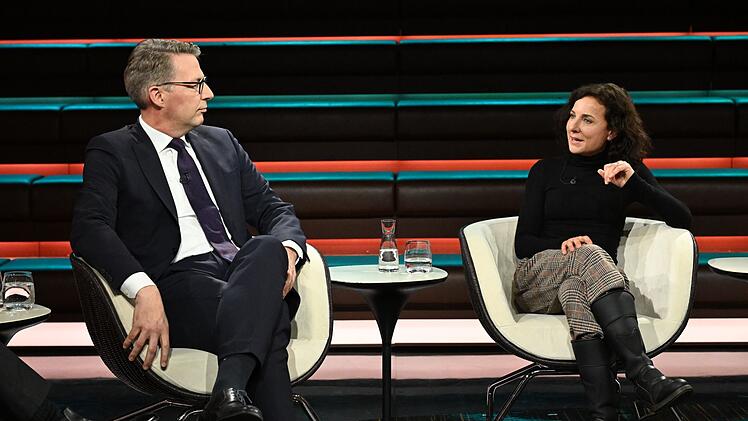 Autorin Juli Zeh riet im Gespr&auml;ch mit Markus Blume: "Es bringt nichts, Politik zu machen gegen den rechten Rand und gegen den linken Rand, sondern man muss Politik machen f&uuml;r sich."
