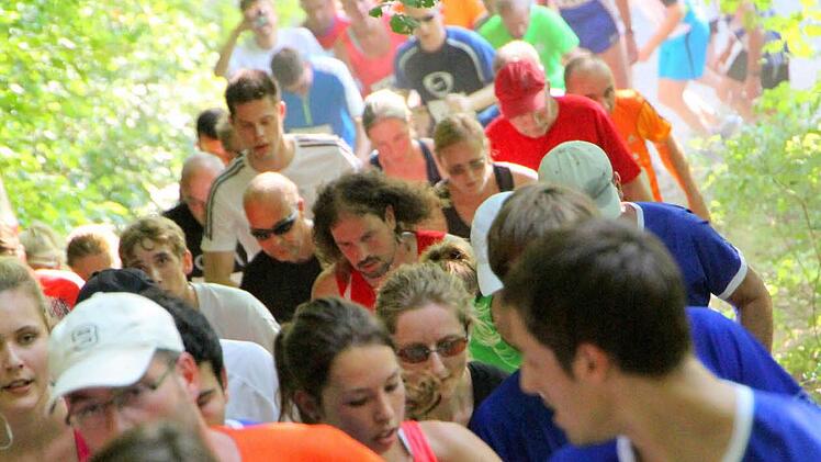 Wie Ameisen schlängeln sich die Läuferinnen und Läufer beim 29. Schwanberglauf am Freitagabend die Steigung zum Schwanberg hinauf.  Foto: Thomas