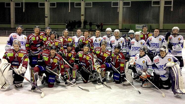 Erinnerungsfoto mit dem Schwenninger Junioren-Team und den Kissinger Wölfen.