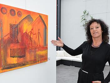 Anne Knefelkamp vor dem Werk, das ihrer Ausstellung den Namen gab: "Ankommen im Weitergehen" Fotos: Ronald Rinklef