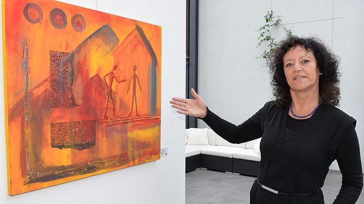 Anne Knefelkamp vor dem Werk, das ihrer Ausstellung den Namen gab: "Ankommen im Weitergehen" Fotos: Ronald Rinklef