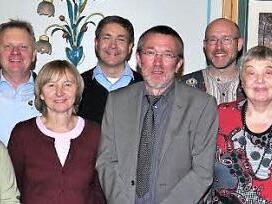 Die ÖDP zeichnete verdiente Mitglieder aus. Unser Bild zeigt (von links) Reinhold Ort, Ferdinand und Ilse Winter, Rainer Baumgärtner, Renate Schneider, Norbert Zettelmeier, Festredner Bernhard Suttner, den Kreisvorsitzenden Stefan Zettelmeier, Ulla und Dr. Konrad Kreuzer sowie Otto Pottler.  Foto: Ulrike Langer