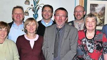 Die ÖDP zeichnete verdiente Mitglieder aus. Unser Bild zeigt (von links) Reinhold Ort, Ferdinand und Ilse Winter, Rainer Baumgärtner, Renate Schneider, Norbert Zettelmeier, Festredner Bernhard Suttner, den Kreisvorsitzenden Stefan Zettelmeier, Ulla und Dr. Konrad Kreuzer sowie Otto Pottler.  Foto: Ulrike Langer