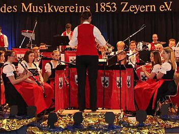 "Männer und Frauen" hatte der Musikverein Zeyern als Motto für sein Konzert gewählt. Fotos: privat