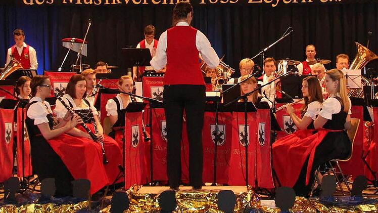 "Männer und Frauen" hatte der Musikverein Zeyern als Motto für sein Konzert gewählt. Fotos: privat