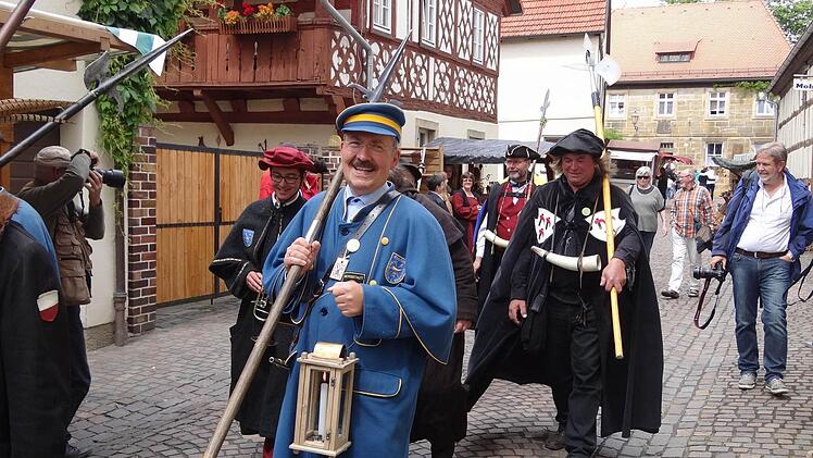 15 Türmer und Nachtwächter der europäischen Zunft trafen sich im Rahmen des Mittelaltermarktes in Ebern. Sie führten die Besucher durch die nächtliche Stadt.