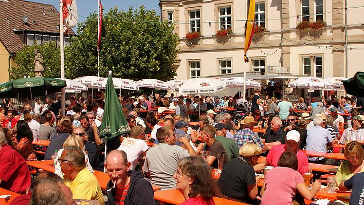 Gut feiern lässt es sich vor dem Rathaus in Eltmann.  Fotos: Günther Geiling