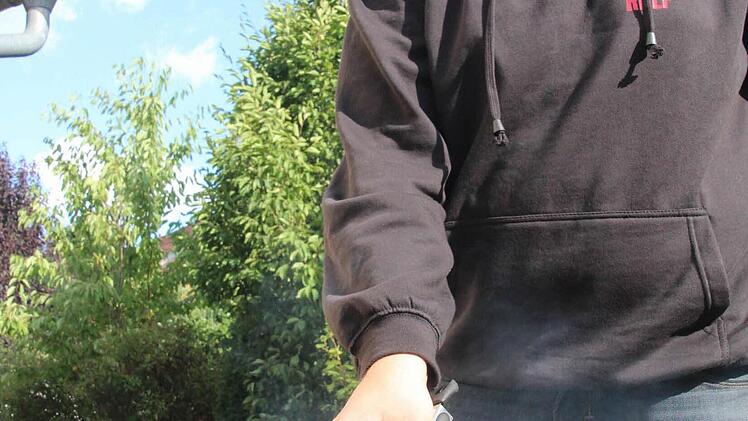 Ralf Lieb grillt etwa 20 bis 30 Mal pro Jahr. Darunter an Silvester oder an seinem Geburtstag im März. Foto: Daniel Ruppert