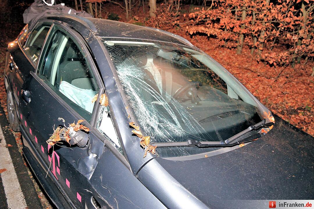 Pkw prallt bei Buch gegen Baum