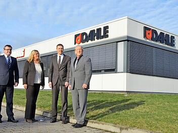 Freuen sich über eine Win-Win-Situation am Standort Rödental (von links): Henry Asmussen, Helgard Gengnagel (Firma Kupek), Marco Steiner und Rolf Kupek. Foto: Rainer Lutz