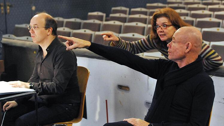Regisseur Jakob Peters-Messer bei der Probenarbeit am "Rosenkavalier" Links Generalmusikdirektor Roland Kluttig, in der Mitte Dramaturgin Renate Liedtke. Foto: Andrea Kremper