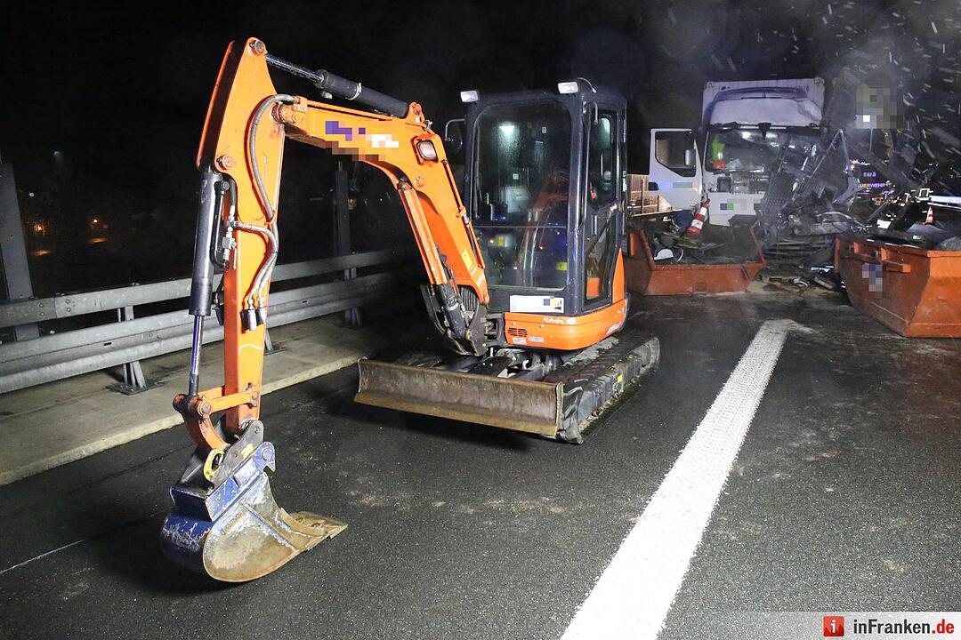 Lkw walzt Nachtbaustelle nieder - Bauarbeiter schwer verletzt - Bild der Verwuestung auf mehr als 300 Metern