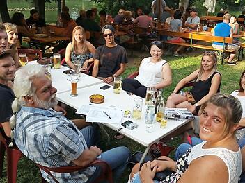 Arbeits-Vortreffen in der "Ranch" in Sand am Altmain: Thomas Zösch (vorne) ist für die Organisation der Spielstraße im Innenhof der Grundschule zuständig und freut sich über seine motivierte Helfergruppe (weiter von links rund um den Tisch) mit Stefan Jakob, Max Koch, Theresa Ruß, Verena Rother, Eric Wansch, Denise Stark, Sina Dirschbacher, Jasmin Ruß, Maike Rieger und Tina Car. Foto: Brigitte Krause