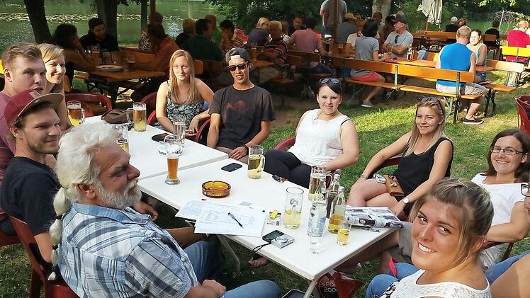 Arbeits-Vortreffen in der "Ranch" in Sand am Altmain: Thomas Zösch (vorne) ist für die Organisation der Spielstraße im Innenhof der Grundschule zuständig und freut sich über seine motivierte Helfergruppe (weiter von links rund um den Tisch) mit Stefan Jakob, Max Koch, Theresa Ruß, Verena Rother, Eric Wansch, Denise Stark, Sina Dirschbacher, Jasmin Ruß, Maike Rieger und Tina Car. Foto: Brigitte Krause