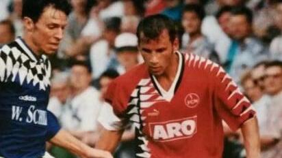 "In Frohnlach hatte ich eine geile Zeit". Matthias Rödel (links) erinnert sich gern an seine Spiele im Dress der "Blau-Weißen", die damals in der Bayernliga in der dritthöchsten Liga kickten und  ab und zu vor gut besetzten Rängen auch gegen den 1. FC Nürnberg Testspiele bestritten. - Auf unserem Archivbild läuft "Pepper", wie Rödel in Fußballerkreisen gerufen wird,  dem Cluberer Alexander Contalla auf und davon.CT-Archiv