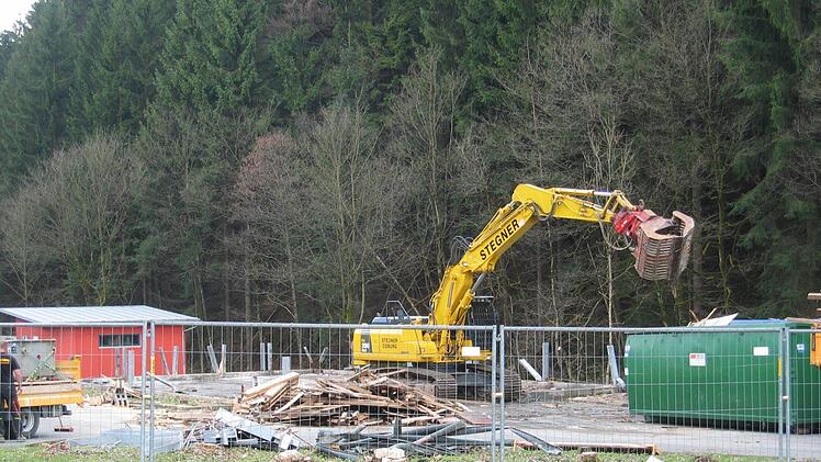 Das Salzsilo nördlich von Förtschendorf wurde abgerissen. Laut Staatlichem Bauamt Bamberg soll es  durch einen deutlich größeren Neubau ersetzt werden.  Foto: Willibald Jungkunz