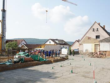 Der Gebäudeteil aus den 1970er Jahren ist bereits abgerissen worden. Die Fläche wird für die Neubauten vorbereitet. Das frühere Schwesternwohnheim und das Marienheim im Hintergrund bleiben stehen.Foto: Arkadius Guzy