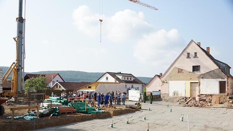 Der Gebäudeteil aus den 1970er Jahren ist bereits abgerissen worden. Die Fläche wird für die Neubauten vorbereitet. Das frühere Schwesternwohnheim und das Marienheim im Hintergrund bleiben stehen.Foto: Arkadius Guzy