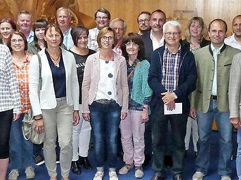 Zufriedene Gesichter bei der Spendenübergabe in der VR Bank Kulmbach mit Bereichsdirektor Gerhard Zettel (rechts) und seiner Vertreterin Katrin Pausch (links). Foto: Dieter Hübner