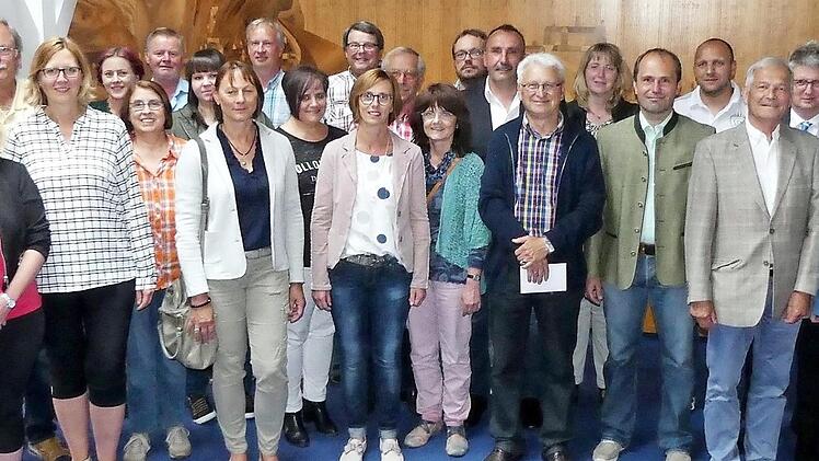 Zufriedene Gesichter bei der Spendenübergabe in der VR Bank Kulmbach mit Bereichsdirektor Gerhard Zettel (rechts) und seiner Vertreterin Katrin Pausch (links). Foto: Dieter Hübner