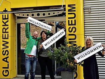 Willkommen heißen zum "Zehnjährigen" Sandro Welsch, Ute Schaller und Jana Buhrow. Foto: Gerd Fleischmann