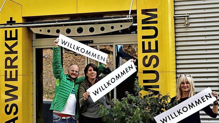Willkommen heißen zum "Zehnjährigen" Sandro Welsch, Ute Schaller und Jana Buhrow. Foto: Gerd Fleischmann