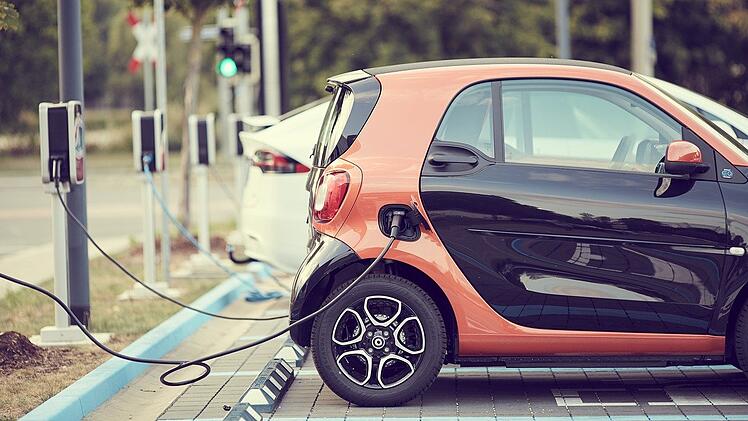 Seit Jahresbeginn haben Besitzer von E-Autos die Möglichkeit, das eingesparte CO2 zu Geld zu machen.