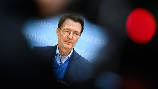 Karl Lauterbach muss draußen bleiben: Peinlicher Restaurant-Besuch geht viral