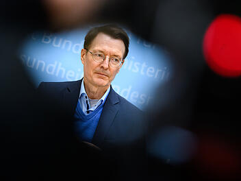 Karl Lauterbach muss draußen bleiben: Peinlicher Restaurant-Besuch geht viral