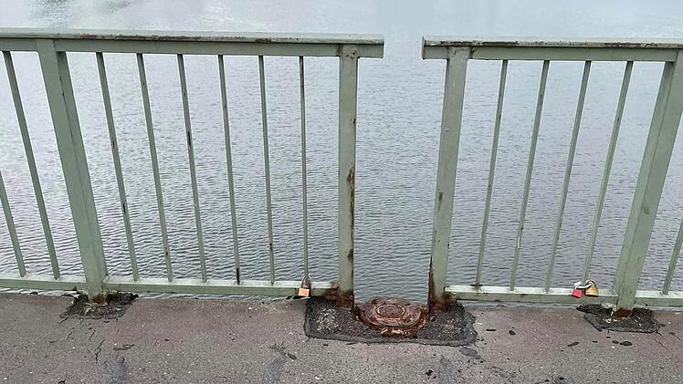 Loch in Alter Mainbrücke