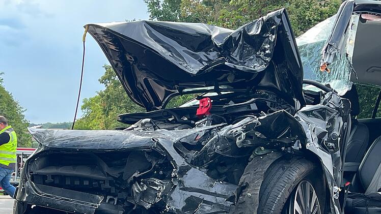Fahrer nach frontaler Kollision schwer verletzt