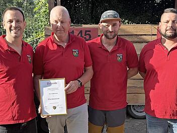 Das Bild zeigt (von links) den 1. Vorsitzenden Martin Sell, den neuen Ehrenvorstand Detlef Heim, den 1. Kommandanten Benedikt Kress und den 2. Vorsitzenden Rene Piper.