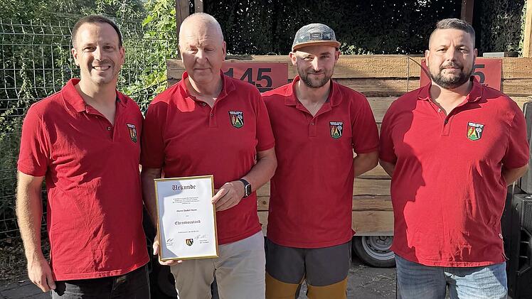 Das Bild zeigt (von links) den 1. Vorsitzenden Martin Sell, den neuen Ehrenvorstand Detlef Heim, den 1. Kommandanten Benedikt Kress und den 2. Vorsitzenden Rene Piper.