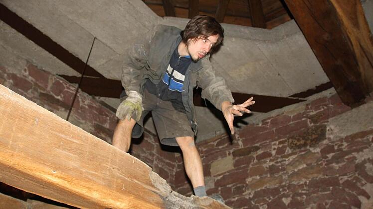 Am Glockenstuhl liest Nagel ab, dass hier sieben Glocken hingen.