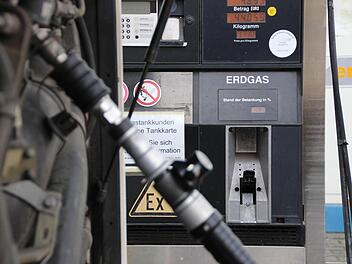 Die Stadtbusse der Firma Welz tanken an der Erdgastankstelle der Stadtwerke Bad Kissingen auch Gas aus Russland. Der Anteil russischer Quellen am Gasmix liegt in Deutschland bei 38 bis 40 Prozent. Foto: Benedikt Borst