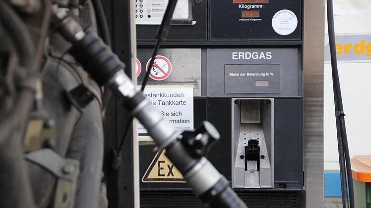 Die Stadtbusse der Firma Welz tanken an der Erdgastankstelle der Stadtwerke Bad Kissingen auch Gas aus Russland. Der Anteil russischer Quellen am Gasmix liegt in Deutschland bei 38 bis 40 Prozent. Foto: Benedikt Borst