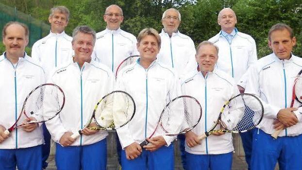 Die Stadtsteinacher Herren 60 steigen in die Bayernliga auf. Hinten, von links: Christian Schröppel, Matthias Hoderlein, Gottfried Will, Roland Baumgartner. Vorne, von links: Manfred Korkisch, Thomas Streng, Dieter Hildner, Hansi Hümmer, Jürgen Hoffmann. Es fehlt Peter Laaber. Fotos: Monika Limmer