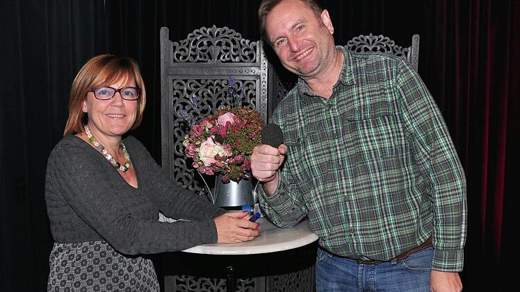 Petra Lettang vom Kulturamt Haßfurt beschenkt Helmut Vondran.