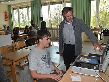 Großen Spaß bereitete der Reaktionstest. Das Bild zeigt den Kreissieger Angelo Bauer unter Anweisung von Polizeihauptkommissar i. R. Helmut Förtsch, der sich bei der Kreisverkehrswacht ehrenamtlich engagiert.  Foto: Karl-Heinz Hofmann