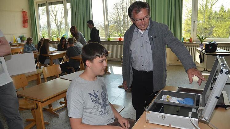 Großen Spaß bereitete der Reaktionstest. Das Bild zeigt den Kreissieger Angelo Bauer unter Anweisung von Polizeihauptkommissar i. R. Helmut Förtsch, der sich bei der Kreisverkehrswacht ehrenamtlich engagiert.  Foto: Karl-Heinz Hofmann