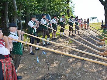 Bei einem Konzert für die Bergmesse der Bergwacht Rhön war auch der Großbardorfer Willi Schüler mit seinem fast vier Meter langen Alphorn mit von der Partie. Foto: Hanns Friedrich