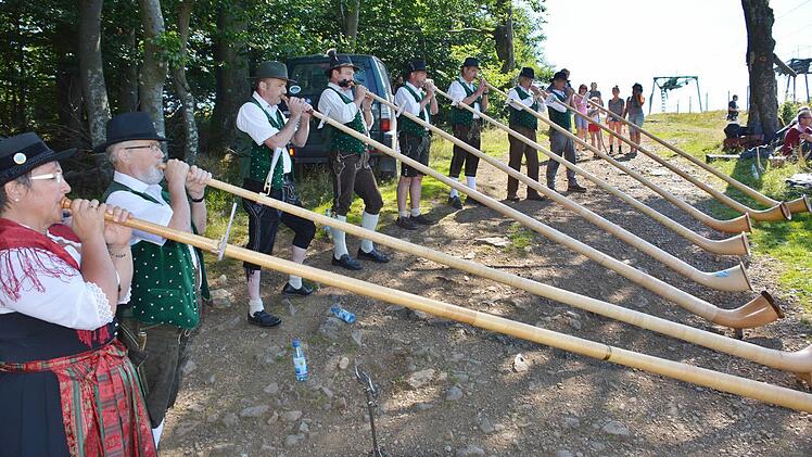 Bei einem Konzert für die Bergmesse der Bergwacht Rhön war auch der Großbardorfer Willi Schüler mit seinem fast vier Meter langen Alphorn mit von der Partie. Foto: Hanns Friedrich
