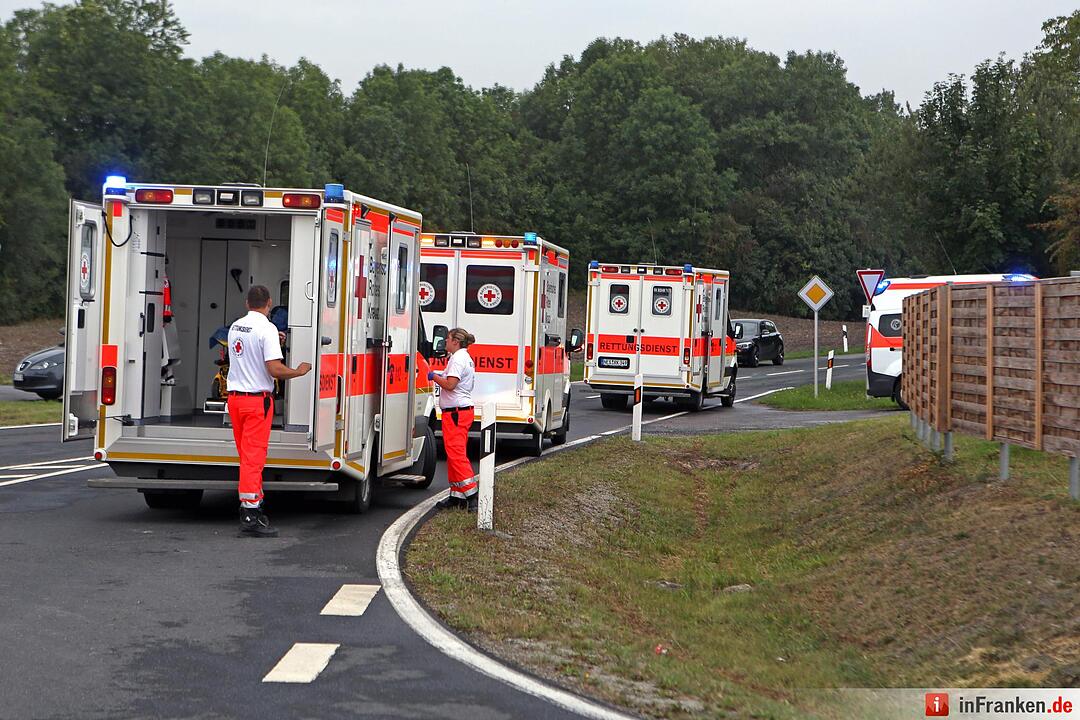 Lastwagen und Schulbus kollidieren: 21 Verletzte