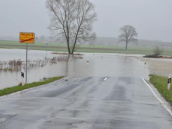 Bei Wörlsdorf ging nichts mehr. Ein paar Autofahrer blieben nach Berichten von Anwohnern mit ihren Fahrzeugen im Wasser stehen und mussten geborgen werden. Fotos: Rainer Lutz