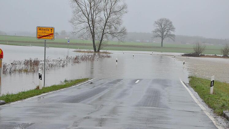 Bei Wörlsdorf ging nichts mehr. Ein paar Autofahrer blieben nach Berichten von Anwohnern mit ihren Fahrzeugen im Wasser stehen und mussten geborgen werden. Fotos: Rainer Lutz