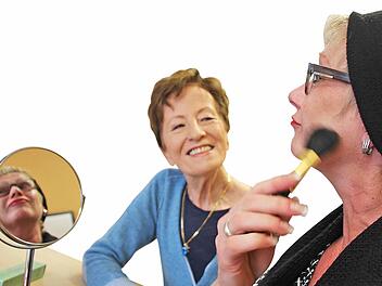 Chemotherapie- und Strahlen-Patientinnen wie Elke Wassmuth lernen von Elisabeth Wolf (links), wie ihr Äußeres ihr Inneres positiv beeinflussen kann.  Fotos: Diana Fuchs